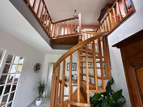 CHATEAUROUX - Pavillon 160 m² - vie de plain-pied - 4 chs - terrain 1200 m² avec dépendances