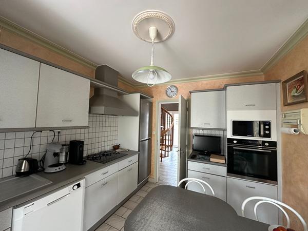 CHATEAUROUX - Pavillon 160 m² - vie de plain-pied - 4 chs - terrain 1200 m² avec dépendances