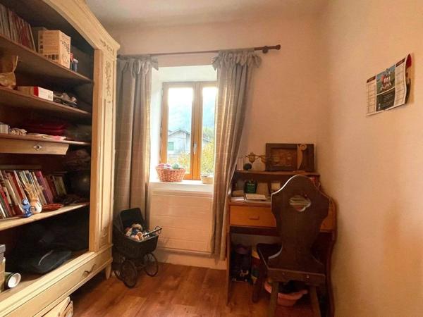 Jolie maison de village avec terrasse et jardin d'environ 196 m²- Chaley 01230