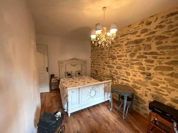 Jolie maison de village avec terrasse et jardin d'environ 196 m²- Chaley 01230