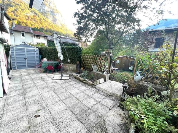 Jolie maison de village avec terrasse et jardin d'environ 196 m²- Chaley 01230