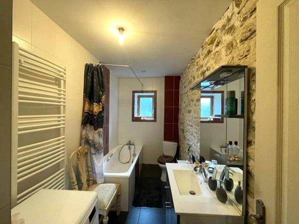 Jolie maison de village avec terrasse et jardin d'environ 196 m²- Chaley 01230