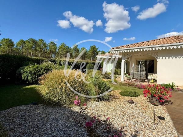 Rare: jolie villa contemporaine à vendre- Maison de plain-pied avec trois chambres et jardin paysager à vendre près du golf de LANTON