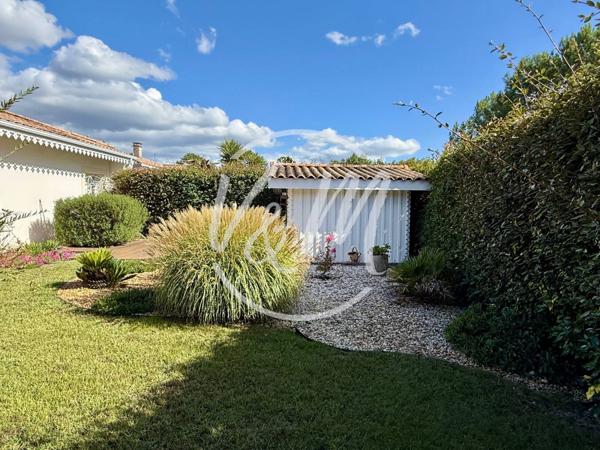 Rare: jolie villa contemporaine à vendre- Maison de plain-pied avec trois chambres et jardin paysager à vendre près du golf de LANTON
