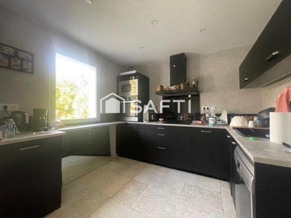 maison plan pied 110 m2 terrain 710 m2 CLOS 3 CHAMBRES PISCINE CLIMATISATION 2024 CHAUFFAGE 2024 PORTAIL ELECTRIQUE