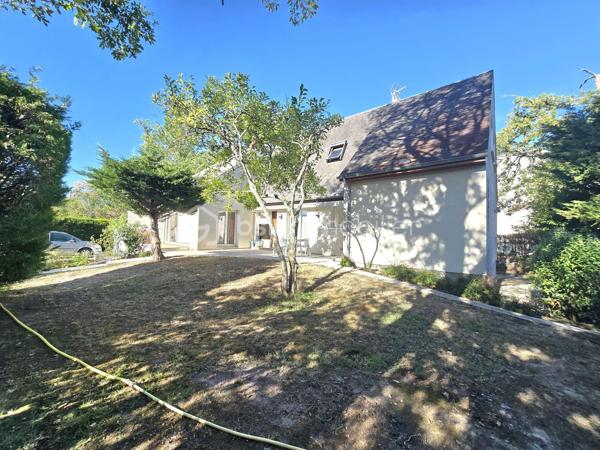Dans un environnement calme et verdoyant, au fond d’une impasse, cette agréable maison familiale de type T8 développe environ 168 m² habitables et bénéficie de beaux volumes ainsi que d’une excellente luminosité.

Dès l’entrée, vous serez séduit par son plafond cathédrale qui apporte volume et caractère à la pièce. Le rez-de-chaussée se compose d’une entrée, d’une cuisine indépendante donnant sur la terrasse, ainsi que d’un vaste salon-séjour traversant et lumineux, bénéficiant d’une triple exposition et agrémenté d’une cheminée à foyer ouvert. Une terrasse bien exposée, équipée d’un store banne électrique, prolonge agréablement les espaces de vie et permet de profiter pleinement du jardin.
Toujours au rez-de-chaussée, un couloir dessert une buanderie avec placard pouvant également être aménagée en bureau, un WC indépendant, une salle d’eau avec placard ainsi qu’une grande chambre, offrant ainsi une vie de plain-pied particulièrement appréciable.

À l’étage, un palier dessert quatre grandes chambres dont 2 avec des placards, une seconde salle d’eau, un WC indépendant ainsi qu’un débarras.

La maison dispose par ailleurs d’un vaste sous-sol, d’une cave, d’un bûcher et d’un appentis, offrant de nombreuses possibilités de rangement et de stockage.
L’ensemble est implanté sur un terrain de 845 m², dans un cadre verdoyant et résidentiel.

LES ATOUTS
•	Maison familiale de 168 m²
•	5 chambres, dont une au rez-de-chaussée
•	Terrain de 845 m²
•	Environnement calme, au fond d’une impasse
•	Triple exposition du séjour
•	Terrasse bien exposée avec store banne électrique
•	Plafond cathédrale
•	Cheminée à foyer ouvert
•	PAC air/air
•	Chaudière à condensation récente
•	Peintures de l’étage entièrement refaites
•	Toiture nettoyée
•	Maison parfaitement entretenue
•	Matériaux de qualité et nombreux éléments de charme
•	Vaste sous-sol et plusieurs annexes

La maison est parfaitement entretenue et ne nécessite pas de travaux importants.
Quelques rafraîchissements sont toutefois à prévoir dans la cuisine et les deux salles d’eau afin de moderniser ces espaces et de révéler tout le potentiel de cette belle maison familiale.

À découvrir sans tarder.