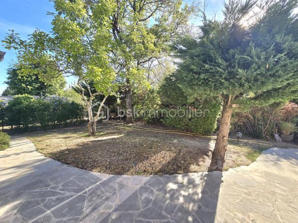 Dans un environnement calme et verdoyant, au fond d’une impasse, cette agréable maison familiale de type T8 développe environ 168 m² habitables et bénéficie de beaux volumes ainsi que d’une excellente luminosité.

Dès l’entrée, vous serez séduit par son plafond cathédrale qui apporte volume et caractère à la pièce. Le rez-de-chaussée se compose d’une entrée, d’une cuisine indépendante donnant sur la terrasse, ainsi que d’un vaste salon-séjour traversant et lumineux, bénéficiant d’une triple exposition et agrémenté d’une cheminée à foyer ouvert. Une terrasse bien exposée, équipée d’un store banne électrique, prolonge agréablement les espaces de vie et permet de profiter pleinement du jardin.
Toujours au rez-de-chaussée, un couloir dessert une buanderie avec placard pouvant également être aménagée en bureau, un WC indépendant, une salle d’eau avec placard ainsi qu’une grande chambre, offrant ainsi une vie de plain-pied particulièrement appréciable.

À l’étage, un palier dessert quatre grandes chambres dont 2 avec des placards, une seconde salle d’eau, un WC indépendant ainsi qu’un débarras.

La maison dispose par ailleurs d’un vaste sous-sol, d’une cave, d’un bûcher et d’un appentis, offrant de nombreuses possibilités de rangement et de stockage.
L’ensemble est implanté sur un terrain de 845 m², dans un cadre verdoyant et résidentiel.

LES ATOUTS
•	Maison familiale de 168 m²
•	5 chambres, dont une au rez-de-chaussée
•	Terrain de 845 m²
•	Environnement calme, au fond d’une impasse
•	Triple exposition du séjour
•	Terrasse bien exposée avec store banne électrique
•	Plafond cathédrale
•	Cheminée à foyer ouvert
•	PAC air/air
•	Chaudière à condensation récente
•	Peintures de l’étage entièrement refaites
•	Toiture nettoyée
•	Maison parfaitement entretenue
•	Matériaux de qualité et nombreux éléments de charme
•	Vaste sous-sol et plusieurs annexes

La maison est parfaitement entretenue et ne nécessite pas de travaux importants.
Quelques rafraîchissements sont toutefois à prévoir dans la cuisine et les deux salles d’eau afin de moderniser ces espaces et de révéler tout le potentiel de cette belle maison familiale.

À découvrir sans tarder.