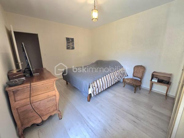 Dans un environnement calme et verdoyant, au fond d’une impasse, cette agréable maison familiale de type T8 développe environ 168 m² habitables et bénéficie de beaux volumes ainsi que d’une excellente luminosité.

Dès l’entrée, vous serez séduit par son plafond cathédrale qui apporte volume et caractère à la pièce. Le rez-de-chaussée se compose d’une entrée, d’une cuisine indépendante donnant sur la terrasse, ainsi que d’un vaste salon-séjour traversant et lumineux, bénéficiant d’une triple exposition et agrémenté d’une cheminée à foyer ouvert. Une terrasse bien exposée, équipée d’un store banne électrique, prolonge agréablement les espaces de vie et permet de profiter pleinement du jardin.
Toujours au rez-de-chaussée, un couloir dessert une buanderie avec placard pouvant également être aménagée en bureau, un WC indépendant, une salle d’eau avec placard ainsi qu’une grande chambre, offrant ainsi une vie de plain-pied particulièrement appréciable.

À l’étage, un palier dessert quatre grandes chambres dont 2 avec des placards, une seconde salle d’eau, un WC indépendant ainsi qu’un débarras.

La maison dispose par ailleurs d’un vaste sous-sol, d’une cave, d’un bûcher et d’un appentis, offrant de nombreuses possibilités de rangement et de stockage.
L’ensemble est implanté sur un terrain de 845 m², dans un cadre verdoyant et résidentiel.

LES ATOUTS
•	Maison familiale de 168 m²
•	5 chambres, dont une au rez-de-chaussée
•	Terrain de 845 m²
•	Environnement calme, au fond d’une impasse
•	Triple exposition du séjour
•	Terrasse bien exposée avec store banne électrique
•	Plafond cathédrale
•	Cheminée à foyer ouvert
•	PAC air/air
•	Chaudière à condensation récente
•	Peintures de l’étage entièrement refaites
•	Toiture nettoyée
•	Maison parfaitement entretenue
•	Matériaux de qualité et nombreux éléments de charme
•	Vaste sous-sol et plusieurs annexes

La maison est parfaitement entretenue et ne nécessite pas de travaux importants.
Quelques rafraîchissements sont toutefois à prévoir dans la cuisine et les deux salles d’eau afin de moderniser ces espaces et de révéler tout le potentiel de cette belle maison familiale.

À découvrir sans tarder.