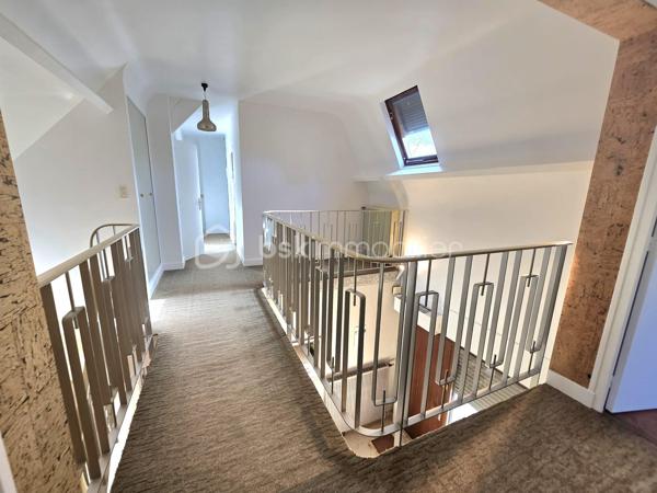 Dans un environnement calme et verdoyant, au fond d’une impasse, cette agréable maison familiale de type T8 développe environ 168 m² habitables et bénéficie de beaux volumes ainsi que d’une excellente luminosité.

Dès l’entrée, vous serez séduit par son plafond cathédrale qui apporte volume et caractère à la pièce. Le rez-de-chaussée se compose d’une entrée, d’une cuisine indépendante donnant sur la terrasse, ainsi que d’un vaste salon-séjour traversant et lumineux, bénéficiant d’une triple exposition et agrémenté d’une cheminée à foyer ouvert. Une terrasse bien exposée, équipée d’un store banne électrique, prolonge agréablement les espaces de vie et permet de profiter pleinement du jardin.
Toujours au rez-de-chaussée, un couloir dessert une buanderie avec placard pouvant également être aménagée en bureau, un WC indépendant, une salle d’eau avec placard ainsi qu’une grande chambre, offrant ainsi une vie de plain-pied particulièrement appréciable.

À l’étage, un palier dessert quatre grandes chambres dont 2 avec des placards, une seconde salle d’eau, un WC indépendant ainsi qu’un débarras.

La maison dispose par ailleurs d’un vaste sous-sol, d’une cave, d’un bûcher et d’un appentis, offrant de nombreuses possibilités de rangement et de stockage.
L’ensemble est implanté sur un terrain de 845 m², dans un cadre verdoyant et résidentiel.

LES ATOUTS
•	Maison familiale de 168 m²
•	5 chambres, dont une au rez-de-chaussée
•	Terrain de 845 m²
•	Environnement calme, au fond d’une impasse
•	Triple exposition du séjour
•	Terrasse bien exposée avec store banne électrique
•	Plafond cathédrale
•	Cheminée à foyer ouvert
•	PAC air/air
•	Chaudière à condensation récente
•	Peintures de l’étage entièrement refaites
•	Toiture nettoyée
•	Maison parfaitement entretenue
•	Matériaux de qualité et nombreux éléments de charme
•	Vaste sous-sol et plusieurs annexes

La maison est parfaitement entretenue et ne nécessite pas de travaux importants.
Quelques rafraîchissements sont toutefois à prévoir dans la cuisine et les deux salles d’eau afin de moderniser ces espaces et de révéler tout le potentiel de cette belle maison familiale.

À découvrir sans tarder.