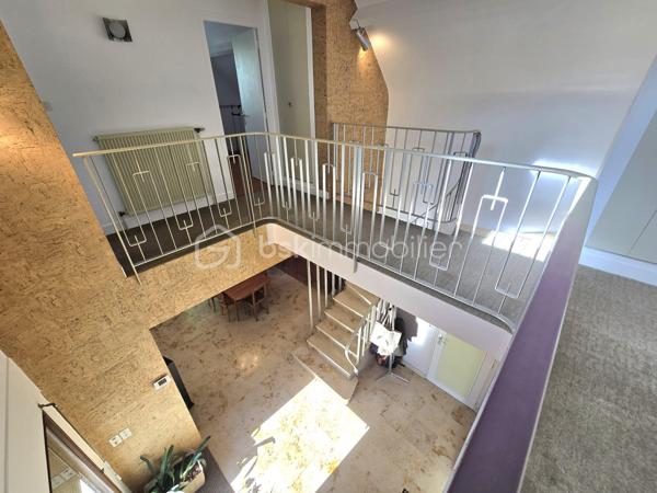 Dans un environnement calme et verdoyant, au fond d’une impasse, cette agréable maison familiale de type T8 développe environ 168 m² habitables et bénéficie de beaux volumes ainsi que d’une excellente luminosité.

Dès l’entrée, vous serez séduit par son plafond cathédrale qui apporte volume et caractère à la pièce. Le rez-de-chaussée se compose d’une entrée, d’une cuisine indépendante donnant sur la terrasse, ainsi que d’un vaste salon-séjour traversant et lumineux, bénéficiant d’une triple exposition et agrémenté d’une cheminée à foyer ouvert. Une terrasse bien exposée, équipée d’un store banne électrique, prolonge agréablement les espaces de vie et permet de profiter pleinement du jardin.
Toujours au rez-de-chaussée, un couloir dessert une buanderie avec placard pouvant également être aménagée en bureau, un WC indépendant, une salle d’eau avec placard ainsi qu’une grande chambre, offrant ainsi une vie de plain-pied particulièrement appréciable.

À l’étage, un palier dessert quatre grandes chambres dont 2 avec des placards, une seconde salle d’eau, un WC indépendant ainsi qu’un débarras.

La maison dispose par ailleurs d’un vaste sous-sol, d’une cave, d’un bûcher et d’un appentis, offrant de nombreuses possibilités de rangement et de stockage.
L’ensemble est implanté sur un terrain de 845 m², dans un cadre verdoyant et résidentiel.

LES ATOUTS
•	Maison familiale de 168 m²
•	5 chambres, dont une au rez-de-chaussée
•	Terrain de 845 m²
•	Environnement calme, au fond d’une impasse
•	Triple exposition du séjour
•	Terrasse bien exposée avec store banne électrique
•	Plafond cathédrale
•	Cheminée à foyer ouvert
•	PAC air/air
•	Chaudière à condensation récente
•	Peintures de l’étage entièrement refaites
•	Toiture nettoyée
•	Maison parfaitement entretenue
•	Matériaux de qualité et nombreux éléments de charme
•	Vaste sous-sol et plusieurs annexes

La maison est parfaitement entretenue et ne nécessite pas de travaux importants.
Quelques rafraîchissements sont toutefois à prévoir dans la cuisine et les deux salles d’eau afin de moderniser ces espaces et de révéler tout le potentiel de cette belle maison familiale.

À découvrir sans tarder.