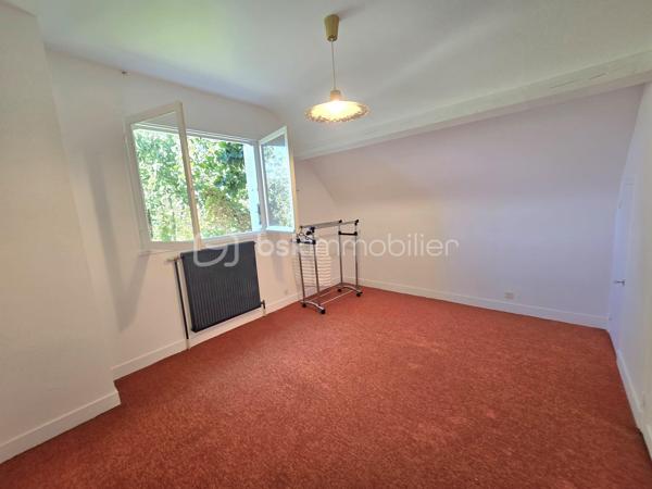 Dans un environnement calme et verdoyant, au fond d’une impasse, cette agréable maison familiale de type T8 développe environ 168 m² habitables et bénéficie de beaux volumes ainsi que d’une excellente luminosité.

Dès l’entrée, vous serez séduit par son plafond cathédrale qui apporte volume et caractère à la pièce. Le rez-de-chaussée se compose d’une entrée, d’une cuisine indépendante donnant sur la terrasse, ainsi que d’un vaste salon-séjour traversant et lumineux, bénéficiant d’une triple exposition et agrémenté d’une cheminée à foyer ouvert. Une terrasse bien exposée, équipée d’un store banne électrique, prolonge agréablement les espaces de vie et permet de profiter pleinement du jardin.
Toujours au rez-de-chaussée, un couloir dessert une buanderie avec placard pouvant également être aménagée en bureau, un WC indépendant, une salle d’eau avec placard ainsi qu’une grande chambre, offrant ainsi une vie de plain-pied particulièrement appréciable.

À l’étage, un palier dessert quatre grandes chambres dont 2 avec des placards, une seconde salle d’eau, un WC indépendant ainsi qu’un débarras.

La maison dispose par ailleurs d’un vaste sous-sol, d’une cave, d’un bûcher et d’un appentis, offrant de nombreuses possibilités de rangement et de stockage.
L’ensemble est implanté sur un terrain de 845 m², dans un cadre verdoyant et résidentiel.

LES ATOUTS
•	Maison familiale de 168 m²
•	5 chambres, dont une au rez-de-chaussée
•	Terrain de 845 m²
•	Environnement calme, au fond d’une impasse
•	Triple exposition du séjour
•	Terrasse bien exposée avec store banne électrique
•	Plafond cathédrale
•	Cheminée à foyer ouvert
•	PAC air/air
•	Chaudière à condensation récente
•	Peintures de l’étage entièrement refaites
•	Toiture nettoyée
•	Maison parfaitement entretenue
•	Matériaux de qualité et nombreux éléments de charme
•	Vaste sous-sol et plusieurs annexes

La maison est parfaitement entretenue et ne nécessite pas de travaux importants.
Quelques rafraîchissements sont toutefois à prévoir dans la cuisine et les deux salles d’eau afin de moderniser ces espaces et de révéler tout le potentiel de cette belle maison familiale.

À découvrir sans tarder.