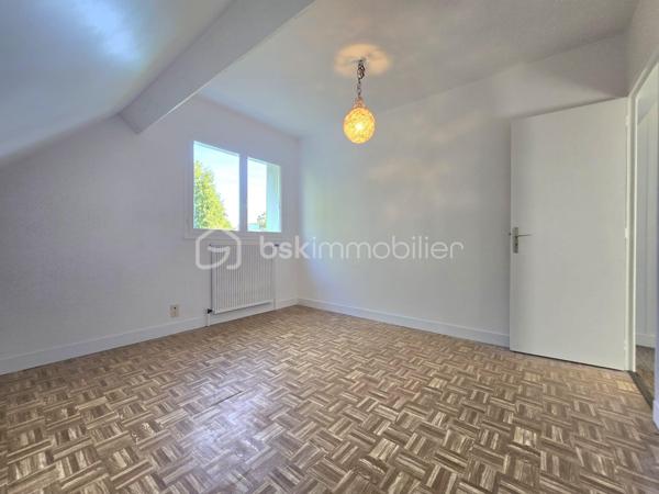 Dans un environnement calme et verdoyant, au fond d’une impasse, cette agréable maison familiale de type T8 développe environ 168 m² habitables et bénéficie de beaux volumes ainsi que d’une excellente luminosité.

Dès l’entrée, vous serez séduit par son plafond cathédrale qui apporte volume et caractère à la pièce. Le rez-de-chaussée se compose d’une entrée, d’une cuisine indépendante donnant sur la terrasse, ainsi que d’un vaste salon-séjour traversant et lumineux, bénéficiant d’une triple exposition et agrémenté d’une cheminée à foyer ouvert. Une terrasse bien exposée, équipée d’un store banne électrique, prolonge agréablement les espaces de vie et permet de profiter pleinement du jardin.
Toujours au rez-de-chaussée, un couloir dessert une buanderie avec placard pouvant également être aménagée en bureau, un WC indépendant, une salle d’eau avec placard ainsi qu’une grande chambre, offrant ainsi une vie de plain-pied particulièrement appréciable.

À l’étage, un palier dessert quatre grandes chambres dont 2 avec des placards, une seconde salle d’eau, un WC indépendant ainsi qu’un débarras.

La maison dispose par ailleurs d’un vaste sous-sol, d’une cave, d’un bûcher et d’un appentis, offrant de nombreuses possibilités de rangement et de stockage.
L’ensemble est implanté sur un terrain de 845 m², dans un cadre verdoyant et résidentiel.

LES ATOUTS
•	Maison familiale de 168 m²
•	5 chambres, dont une au rez-de-chaussée
•	Terrain de 845 m²
•	Environnement calme, au fond d’une impasse
•	Triple exposition du séjour
•	Terrasse bien exposée avec store banne électrique
•	Plafond cathédrale
•	Cheminée à foyer ouvert
•	PAC air/air
•	Chaudière à condensation récente
•	Peintures de l’étage entièrement refaites
•	Toiture nettoyée
•	Maison parfaitement entretenue
•	Matériaux de qualité et nombreux éléments de charme
•	Vaste sous-sol et plusieurs annexes

La maison est parfaitement entretenue et ne nécessite pas de travaux importants.
Quelques rafraîchissements sont toutefois à prévoir dans la cuisine et les deux salles d’eau afin de moderniser ces espaces et de révéler tout le potentiel de cette belle maison familiale.

À découvrir sans tarder.