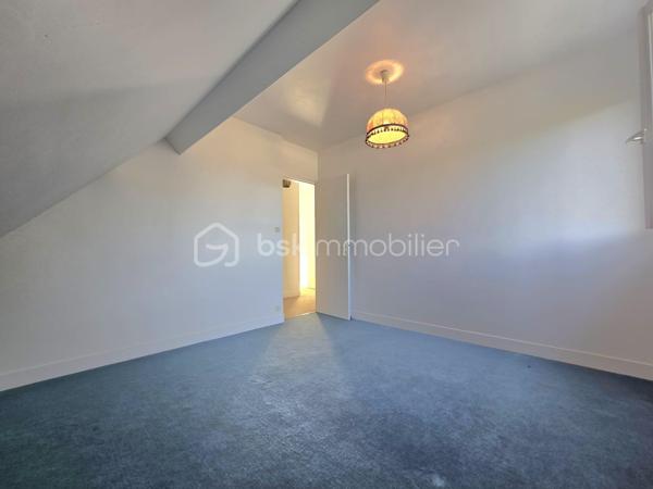 Dans un environnement calme et verdoyant, au fond d’une impasse, cette agréable maison familiale de type T8 développe environ 168 m² habitables et bénéficie de beaux volumes ainsi que d’une excellente luminosité.

Dès l’entrée, vous serez séduit par son plafond cathédrale qui apporte volume et caractère à la pièce. Le rez-de-chaussée se compose d’une entrée, d’une cuisine indépendante donnant sur la terrasse, ainsi que d’un vaste salon-séjour traversant et lumineux, bénéficiant d’une triple exposition et agrémenté d’une cheminée à foyer ouvert. Une terrasse bien exposée, équipée d’un store banne électrique, prolonge agréablement les espaces de vie et permet de profiter pleinement du jardin.
Toujours au rez-de-chaussée, un couloir dessert une buanderie avec placard pouvant également être aménagée en bureau, un WC indépendant, une salle d’eau avec placard ainsi qu’une grande chambre, offrant ainsi une vie de plain-pied particulièrement appréciable.

À l’étage, un palier dessert quatre grandes chambres dont 2 avec des placards, une seconde salle d’eau, un WC indépendant ainsi qu’un débarras.

La maison dispose par ailleurs d’un vaste sous-sol, d’une cave, d’un bûcher et d’un appentis, offrant de nombreuses possibilités de rangement et de stockage.
L’ensemble est implanté sur un terrain de 845 m², dans un cadre verdoyant et résidentiel.

LES ATOUTS
•	Maison familiale de 168 m²
•	5 chambres, dont une au rez-de-chaussée
•	Terrain de 845 m²
•	Environnement calme, au fond d’une impasse
•	Triple exposition du séjour
•	Terrasse bien exposée avec store banne électrique
•	Plafond cathédrale
•	Cheminée à foyer ouvert
•	PAC air/air
•	Chaudière à condensation récente
•	Peintures de l’étage entièrement refaites
•	Toiture nettoyée
•	Maison parfaitement entretenue
•	Matériaux de qualité et nombreux éléments de charme
•	Vaste sous-sol et plusieurs annexes

La maison est parfaitement entretenue et ne nécessite pas de travaux importants.
Quelques rafraîchissements sont toutefois à prévoir dans la cuisine et les deux salles d’eau afin de moderniser ces espaces et de révéler tout le potentiel de cette belle maison familiale.

À découvrir sans tarder.