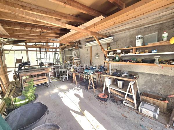 Dans un environnement calme et verdoyant, au fond d’une impasse, cette agréable maison familiale de type T8 développe environ 168 m² habitables et bénéficie de beaux volumes ainsi que d’une excellente luminosité.

Dès l’entrée, vous serez séduit par son plafond cathédrale qui apporte volume et caractère à la pièce. Le rez-de-chaussée se compose d’une entrée, d’une cuisine indépendante donnant sur la terrasse, ainsi que d’un vaste salon-séjour traversant et lumineux, bénéficiant d’une triple exposition et agrémenté d’une cheminée à foyer ouvert. Une terrasse bien exposée, équipée d’un store banne électrique, prolonge agréablement les espaces de vie et permet de profiter pleinement du jardin.
Toujours au rez-de-chaussée, un couloir dessert une buanderie avec placard pouvant également être aménagée en bureau, un WC indépendant, une salle d’eau avec placard ainsi qu’une grande chambre, offrant ainsi une vie de plain-pied particulièrement appréciable.

À l’étage, un palier dessert quatre grandes chambres dont 2 avec des placards, une seconde salle d’eau, un WC indépendant ainsi qu’un débarras.

La maison dispose par ailleurs d’un vaste sous-sol, d’une cave, d’un bûcher et d’un appentis, offrant de nombreuses possibilités de rangement et de stockage.
L’ensemble est implanté sur un terrain de 845 m², dans un cadre verdoyant et résidentiel.

LES ATOUTS
•	Maison familiale de 168 m²
•	5 chambres, dont une au rez-de-chaussée
•	Terrain de 845 m²
•	Environnement calme, au fond d’une impasse
•	Triple exposition du séjour
•	Terrasse bien exposée avec store banne électrique
•	Plafond cathédrale
•	Cheminée à foyer ouvert
•	PAC air/air
•	Chaudière à condensation récente
•	Peintures de l’étage entièrement refaites
•	Toiture nettoyée
•	Maison parfaitement entretenue
•	Matériaux de qualité et nombreux éléments de charme
•	Vaste sous-sol et plusieurs annexes

La maison est parfaitement entretenue et ne nécessite pas de travaux importants.
Quelques rafraîchissements sont toutefois à prévoir dans la cuisine et les deux salles d’eau afin de moderniser ces espaces et de révéler tout le potentiel de cette belle maison familiale.

À découvrir sans tarder.