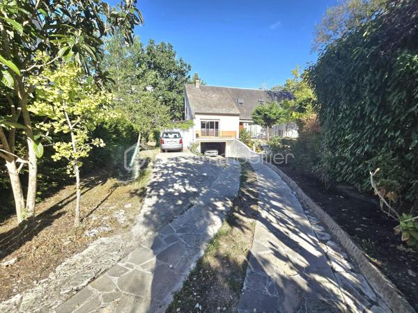 Dans un environnement calme et verdoyant, au fond d’une impasse, cette agréable maison familiale de type T8 développe environ 168 m² habitables et bénéficie de beaux volumes ainsi que d’une excellente luminosité.

Dès l’entrée, vous serez séduit par son plafond cathédrale qui apporte volume et caractère à la pièce. Le rez-de-chaussée se compose d’une entrée, d’une cuisine indépendante donnant sur la terrasse, ainsi que d’un vaste salon-séjour traversant et lumineux, bénéficiant d’une triple exposition et agrémenté d’une cheminée à foyer ouvert. Une terrasse bien exposée, équipée d’un store banne électrique, prolonge agréablement les espaces de vie et permet de profiter pleinement du jardin.
Toujours au rez-de-chaussée, un couloir dessert une buanderie avec placard pouvant également être aménagée en bureau, un WC indépendant, une salle d’eau avec placard ainsi qu’une grande chambre, offrant ainsi une vie de plain-pied particulièrement appréciable.

À l’étage, un palier dessert quatre grandes chambres dont 2 avec des placards, une seconde salle d’eau, un WC indépendant ainsi qu’un débarras.

La maison dispose par ailleurs d’un vaste sous-sol, d’une cave, d’un bûcher et d’un appentis, offrant de nombreuses possibilités de rangement et de stockage.
L’ensemble est implanté sur un terrain de 845 m², dans un cadre verdoyant et résidentiel.

LES ATOUTS
•	Maison familiale de 168 m²
•	5 chambres, dont une au rez-de-chaussée
•	Terrain de 845 m²
•	Environnement calme, au fond d’une impasse
•	Triple exposition du séjour
•	Terrasse bien exposée avec store banne électrique
•	Plafond cathédrale
•	Cheminée à foyer ouvert
•	PAC air/air
•	Chaudière à condensation récente
•	Peintures de l’étage entièrement refaites
•	Toiture nettoyée
•	Maison parfaitement entretenue
•	Matériaux de qualité et nombreux éléments de charme
•	Vaste sous-sol et plusieurs annexes

La maison est parfaitement entretenue et ne nécessite pas de travaux importants.
Quelques rafraîchissements sont toutefois à prévoir dans la cuisine et les deux salles d’eau afin de moderniser ces espaces et de révéler tout le potentiel de cette belle maison familiale.

À découvrir sans tarder.