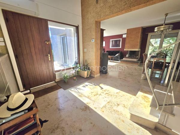 Dans un environnement calme et verdoyant, au fond d’une impasse, cette agréable maison familiale de type T8 développe environ 168 m² habitables et bénéficie de beaux volumes ainsi que d’une excellente luminosité.

Dès l’entrée, vous serez séduit par son plafond cathédrale qui apporte volume et caractère à la pièce. Le rez-de-chaussée se compose d’une entrée, d’une cuisine indépendante donnant sur la terrasse, ainsi que d’un vaste salon-séjour traversant et lumineux, bénéficiant d’une triple exposition et agrémenté d’une cheminée à foyer ouvert. Une terrasse bien exposée, équipée d’un store banne électrique, prolonge agréablement les espaces de vie et permet de profiter pleinement du jardin.
Toujours au rez-de-chaussée, un couloir dessert une buanderie avec placard pouvant également être aménagée en bureau, un WC indépendant, une salle d’eau avec placard ainsi qu’une grande chambre, offrant ainsi une vie de plain-pied particulièrement appréciable.

À l’étage, un palier dessert quatre grandes chambres dont 2 avec des placards, une seconde salle d’eau, un WC indépendant ainsi qu’un débarras.

La maison dispose par ailleurs d’un vaste sous-sol, d’une cave, d’un bûcher et d’un appentis, offrant de nombreuses possibilités de rangement et de stockage.
L’ensemble est implanté sur un terrain de 845 m², dans un cadre verdoyant et résidentiel.

LES ATOUTS
•	Maison familiale de 168 m²
•	5 chambres, dont une au rez-de-chaussée
•	Terrain de 845 m²
•	Environnement calme, au fond d’une impasse
•	Triple exposition du séjour
•	Terrasse bien exposée avec store banne électrique
•	Plafond cathédrale
•	Cheminée à foyer ouvert
•	PAC air/air
•	Chaudière à condensation récente
•	Peintures de l’étage entièrement refaites
•	Toiture nettoyée
•	Maison parfaitement entretenue
•	Matériaux de qualité et nombreux éléments de charme
•	Vaste sous-sol et plusieurs annexes

La maison est parfaitement entretenue et ne nécessite pas de travaux importants.
Quelques rafraîchissements sont toutefois à prévoir dans la cuisine et les deux salles d’eau afin de moderniser ces espaces et de révéler tout le potentiel de cette belle maison familiale.

À découvrir sans tarder.