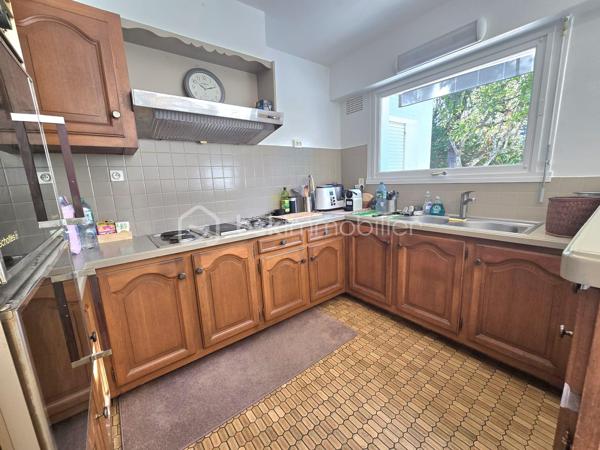 Dans un environnement calme et verdoyant, au fond d’une impasse, cette agréable maison familiale de type T8 développe environ 168 m² habitables et bénéficie de beaux volumes ainsi que d’une excellente luminosité.

Dès l’entrée, vous serez séduit par son plafond cathédrale qui apporte volume et caractère à la pièce. Le rez-de-chaussée se compose d’une entrée, d’une cuisine indépendante donnant sur la terrasse, ainsi que d’un vaste salon-séjour traversant et lumineux, bénéficiant d’une triple exposition et agrémenté d’une cheminée à foyer ouvert. Une terrasse bien exposée, équipée d’un store banne électrique, prolonge agréablement les espaces de vie et permet de profiter pleinement du jardin.
Toujours au rez-de-chaussée, un couloir dessert une buanderie avec placard pouvant également être aménagée en bureau, un WC indépendant, une salle d’eau avec placard ainsi qu’une grande chambre, offrant ainsi une vie de plain-pied particulièrement appréciable.

À l’étage, un palier dessert quatre grandes chambres dont 2 avec des placards, une seconde salle d’eau, un WC indépendant ainsi qu’un débarras.

La maison dispose par ailleurs d’un vaste sous-sol, d’une cave, d’un bûcher et d’un appentis, offrant de nombreuses possibilités de rangement et de stockage.
L’ensemble est implanté sur un terrain de 845 m², dans un cadre verdoyant et résidentiel.

LES ATOUTS
•	Maison familiale de 168 m²
•	5 chambres, dont une au rez-de-chaussée
•	Terrain de 845 m²
•	Environnement calme, au fond d’une impasse
•	Triple exposition du séjour
•	Terrasse bien exposée avec store banne électrique
•	Plafond cathédrale
•	Cheminée à foyer ouvert
•	PAC air/air
•	Chaudière à condensation récente
•	Peintures de l’étage entièrement refaites
•	Toiture nettoyée
•	Maison parfaitement entretenue
•	Matériaux de qualité et nombreux éléments de charme
•	Vaste sous-sol et plusieurs annexes

La maison est parfaitement entretenue et ne nécessite pas de travaux importants.
Quelques rafraîchissements sont toutefois à prévoir dans la cuisine et les deux salles d’eau afin de moderniser ces espaces et de révéler tout le potentiel de cette belle maison familiale.

À découvrir sans tarder.