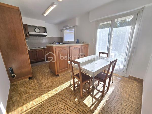 Dans un environnement calme et verdoyant, au fond d’une impasse, cette agréable maison familiale de type T8 développe environ 168 m² habitables et bénéficie de beaux volumes ainsi que d’une excellente luminosité.

Dès l’entrée, vous serez séduit par son plafond cathédrale qui apporte volume et caractère à la pièce. Le rez-de-chaussée se compose d’une entrée, d’une cuisine indépendante donnant sur la terrasse, ainsi que d’un vaste salon-séjour traversant et lumineux, bénéficiant d’une triple exposition et agrémenté d’une cheminée à foyer ouvert. Une terrasse bien exposée, équipée d’un store banne électrique, prolonge agréablement les espaces de vie et permet de profiter pleinement du jardin.
Toujours au rez-de-chaussée, un couloir dessert une buanderie avec placard pouvant également être aménagée en bureau, un WC indépendant, une salle d’eau avec placard ainsi qu’une grande chambre, offrant ainsi une vie de plain-pied particulièrement appréciable.

À l’étage, un palier dessert quatre grandes chambres dont 2 avec des placards, une seconde salle d’eau, un WC indépendant ainsi qu’un débarras.

La maison dispose par ailleurs d’un vaste sous-sol, d’une cave, d’un bûcher et d’un appentis, offrant de nombreuses possibilités de rangement et de stockage.
L’ensemble est implanté sur un terrain de 845 m², dans un cadre verdoyant et résidentiel.

LES ATOUTS
•	Maison familiale de 168 m²
•	5 chambres, dont une au rez-de-chaussée
•	Terrain de 845 m²
•	Environnement calme, au fond d’une impasse
•	Triple exposition du séjour
•	Terrasse bien exposée avec store banne électrique
•	Plafond cathédrale
•	Cheminée à foyer ouvert
•	PAC air/air
•	Chaudière à condensation récente
•	Peintures de l’étage entièrement refaites
•	Toiture nettoyée
•	Maison parfaitement entretenue
•	Matériaux de qualité et nombreux éléments de charme
•	Vaste sous-sol et plusieurs annexes

La maison est parfaitement entretenue et ne nécessite pas de travaux importants.
Quelques rafraîchissements sont toutefois à prévoir dans la cuisine et les deux salles d’eau afin de moderniser ces espaces et de révéler tout le potentiel de cette belle maison familiale.

À découvrir sans tarder.