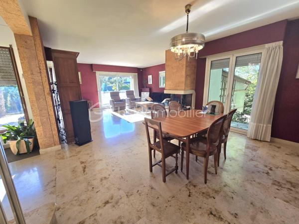 Dans un environnement calme et verdoyant, au fond d’une impasse, cette agréable maison familiale de type T8 développe environ 168 m² habitables et bénéficie de beaux volumes ainsi que d’une excellente luminosité.

Dès l’entrée, vous serez séduit par son plafond cathédrale qui apporte volume et caractère à la pièce. Le rez-de-chaussée se compose d’une entrée, d’une cuisine indépendante donnant sur la terrasse, ainsi que d’un vaste salon-séjour traversant et lumineux, bénéficiant d’une triple exposition et agrémenté d’une cheminée à foyer ouvert. Une terrasse bien exposée, équipée d’un store banne électrique, prolonge agréablement les espaces de vie et permet de profiter pleinement du jardin.
Toujours au rez-de-chaussée, un couloir dessert une buanderie avec placard pouvant également être aménagée en bureau, un WC indépendant, une salle d’eau avec placard ainsi qu’une grande chambre, offrant ainsi une vie de plain-pied particulièrement appréciable.

À l’étage, un palier dessert quatre grandes chambres dont 2 avec des placards, une seconde salle d’eau, un WC indépendant ainsi qu’un débarras.

La maison dispose par ailleurs d’un vaste sous-sol, d’une cave, d’un bûcher et d’un appentis, offrant de nombreuses possibilités de rangement et de stockage.
L’ensemble est implanté sur un terrain de 845 m², dans un cadre verdoyant et résidentiel.

LES ATOUTS
•	Maison familiale de 168 m²
•	5 chambres, dont une au rez-de-chaussée
•	Terrain de 845 m²
•	Environnement calme, au fond d’une impasse
•	Triple exposition du séjour
•	Terrasse bien exposée avec store banne électrique
•	Plafond cathédrale
•	Cheminée à foyer ouvert
•	PAC air/air
•	Chaudière à condensation récente
•	Peintures de l’étage entièrement refaites
•	Toiture nettoyée
•	Maison parfaitement entretenue
•	Matériaux de qualité et nombreux éléments de charme
•	Vaste sous-sol et plusieurs annexes

La maison est parfaitement entretenue et ne nécessite pas de travaux importants.
Quelques rafraîchissements sont toutefois à prévoir dans la cuisine et les deux salles d’eau afin de moderniser ces espaces et de révéler tout le potentiel de cette belle maison familiale.

À découvrir sans tarder.