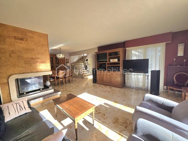 Dans un environnement calme et verdoyant, au fond d’une impasse, cette agréable maison familiale de type T8 développe environ 168 m² habitables et bénéficie de beaux volumes ainsi que d’une excellente luminosité.

Dès l’entrée, vous serez séduit par son plafond cathédrale qui apporte volume et caractère à la pièce. Le rez-de-chaussée se compose d’une entrée, d’une cuisine indépendante donnant sur la terrasse, ainsi que d’un vaste salon-séjour traversant et lumineux, bénéficiant d’une triple exposition et agrémenté d’une cheminée à foyer ouvert. Une terrasse bien exposée, équipée d’un store banne électrique, prolonge agréablement les espaces de vie et permet de profiter pleinement du jardin.
Toujours au rez-de-chaussée, un couloir dessert une buanderie avec placard pouvant également être aménagée en bureau, un WC indépendant, une salle d’eau avec placard ainsi qu’une grande chambre, offrant ainsi une vie de plain-pied particulièrement appréciable.

À l’étage, un palier dessert quatre grandes chambres dont 2 avec des placards, une seconde salle d’eau, un WC indépendant ainsi qu’un débarras.

La maison dispose par ailleurs d’un vaste sous-sol, d’une cave, d’un bûcher et d’un appentis, offrant de nombreuses possibilités de rangement et de stockage.
L’ensemble est implanté sur un terrain de 845 m², dans un cadre verdoyant et résidentiel.

LES ATOUTS
•	Maison familiale de 168 m²
•	5 chambres, dont une au rez-de-chaussée
•	Terrain de 845 m²
•	Environnement calme, au fond d’une impasse
•	Triple exposition du séjour
•	Terrasse bien exposée avec store banne électrique
•	Plafond cathédrale
•	Cheminée à foyer ouvert
•	PAC air/air
•	Chaudière à condensation récente
•	Peintures de l’étage entièrement refaites
•	Toiture nettoyée
•	Maison parfaitement entretenue
•	Matériaux de qualité et nombreux éléments de charme
•	Vaste sous-sol et plusieurs annexes

La maison est parfaitement entretenue et ne nécessite pas de travaux importants.
Quelques rafraîchissements sont toutefois à prévoir dans la cuisine et les deux salles d’eau afin de moderniser ces espaces et de révéler tout le potentiel de cette belle maison familiale.

À découvrir sans tarder.
