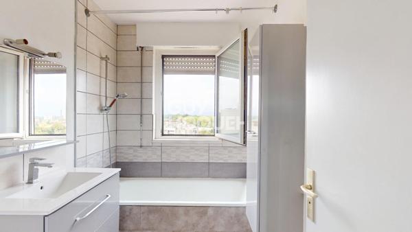 EXCLUSIVITÉ ? APPARTEMENT 4 PIÈCES AU DERNIER ÉTAGE