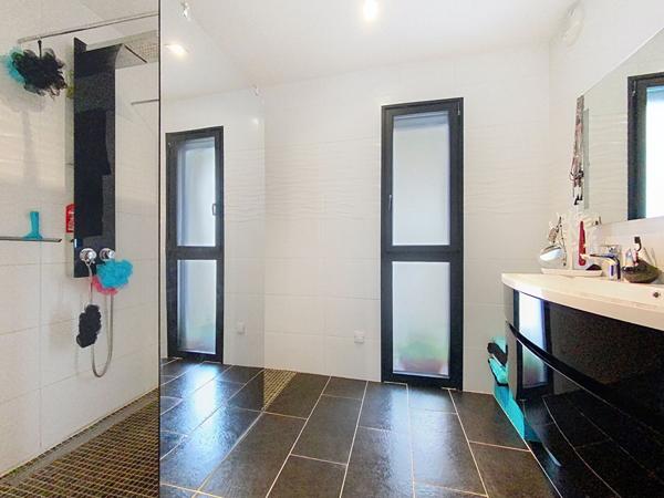 Maison contemporaine de plain-pied à Quéven - 5 pièces, 120 m²