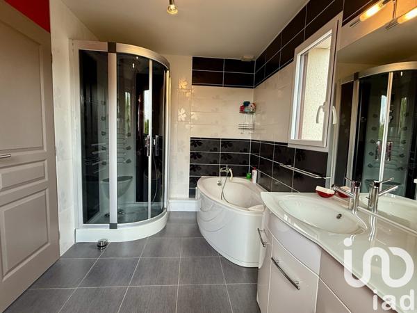 Maison 8 pièces de 220 m² à Beuzeville (27210)