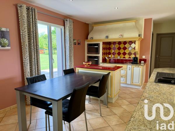 Maison 8 pièces de 220 m² à Beuzeville (27210)