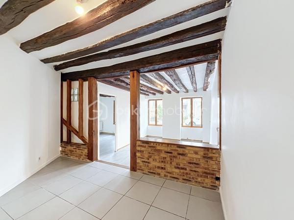 Un petit cocon au cœur du Vieux Village de La Queue-en-Brie
Vous recherchez un appartement chaleureux, facile à vivre et idéalement situé ? Ne cherchez plus !
Au cœur du Vieux Village de La Queue-en-Brie, découvrez ce charmant F2 en rez-de-chaussée, niché au sein d’une petite copropriété à taille humaine. Avec 40,4 m² loi Carrez, cet appartement offre un cadre de vie cosy et fonctionnel, parfait pour une personne seule ou un couple.
Entièrement repeint et isolé par l’intérieur, l’appartement bénéficie d’une belle luminosité et se compose d’une agréable pièce de vie avec cuisine, d’une chambre confortable et d’une salle d’eau avec douche.
En atout complémentaire une jolie cour commune, où vous pourrez installer une petite table et profiter des beaux jours pour déjeuner ou prendre un café à l’extérieur. Un petit espace convivial qui apporte un vrai charme supplémentaire à ce cocon.
Côté emplacement, difficile de faire mieux : commerces, écoles, transports et commodités sont accessibles à pied, tout comme les services du quotidien. Vous profitez ainsi du charme du Vieux Village tout en restant proche de tout.
Chauffage électrique et double vitrage. Petite copropriété de 7 lots, avec seulement 1128 € de charges annuelles et aucune procédure en cours.
Un appartement plein de charme, idéal pour un premier achat, un pied-à-terre ou un investissement locatif. 
Un petit cocon où l’on se sent rapidement chez soi, contactez moi vite pour programmer une visite !