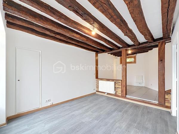 Un petit cocon au cœur du Vieux Village de La Queue-en-Brie
Vous recherchez un appartement chaleureux, facile à vivre et idéalement situé ? Ne cherchez plus !
Au cœur du Vieux Village de La Queue-en-Brie, découvrez ce charmant F2 en rez-de-chaussée, niché au sein d’une petite copropriété à taille humaine. Avec 40,4 m² loi Carrez, cet appartement offre un cadre de vie cosy et fonctionnel, parfait pour une personne seule ou un couple.
Entièrement repeint et isolé par l’intérieur, l’appartement bénéficie d’une belle luminosité et se compose d’une agréable pièce de vie avec cuisine, d’une chambre confortable et d’une salle d’eau avec douche.
En atout complémentaire une jolie cour commune, où vous pourrez installer une petite table et profiter des beaux jours pour déjeuner ou prendre un café à l’extérieur. Un petit espace convivial qui apporte un vrai charme supplémentaire à ce cocon.
Côté emplacement, difficile de faire mieux : commerces, écoles, transports et commodités sont accessibles à pied, tout comme les services du quotidien. Vous profitez ainsi du charme du Vieux Village tout en restant proche de tout.
Chauffage électrique et double vitrage. Petite copropriété de 7 lots, avec seulement 1128 € de charges annuelles et aucune procédure en cours.
Un appartement plein de charme, idéal pour un premier achat, un pied-à-terre ou un investissement locatif. 
Un petit cocon où l’on se sent rapidement chez soi, contactez moi vite pour programmer une visite !