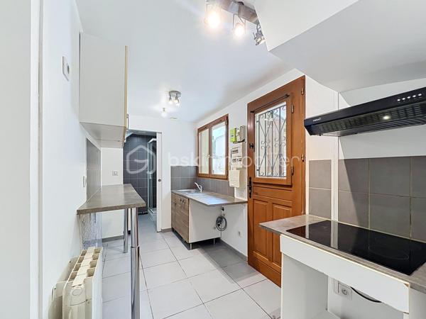 Un petit cocon au cœur du Vieux Village de La Queue-en-Brie
Vous recherchez un appartement chaleureux, facile à vivre et idéalement situé ? Ne cherchez plus !
Au cœur du Vieux Village de La Queue-en-Brie, découvrez ce charmant F2 en rez-de-chaussée, niché au sein d’une petite copropriété à taille humaine. Avec 40,4 m² loi Carrez, cet appartement offre un cadre de vie cosy et fonctionnel, parfait pour une personne seule ou un couple.
Entièrement repeint et isolé par l’intérieur, l’appartement bénéficie d’une belle luminosité et se compose d’une agréable pièce de vie avec cuisine, d’une chambre confortable et d’une salle d’eau avec douche.
En atout complémentaire une jolie cour commune, où vous pourrez installer une petite table et profiter des beaux jours pour déjeuner ou prendre un café à l’extérieur. Un petit espace convivial qui apporte un vrai charme supplémentaire à ce cocon.
Côté emplacement, difficile de faire mieux : commerces, écoles, transports et commodités sont accessibles à pied, tout comme les services du quotidien. Vous profitez ainsi du charme du Vieux Village tout en restant proche de tout.
Chauffage électrique et double vitrage. Petite copropriété de 7 lots, avec seulement 1128 € de charges annuelles et aucune procédure en cours.
Un appartement plein de charme, idéal pour un premier achat, un pied-à-terre ou un investissement locatif. 
Un petit cocon où l’on se sent rapidement chez soi, contactez moi vite pour programmer une visite !