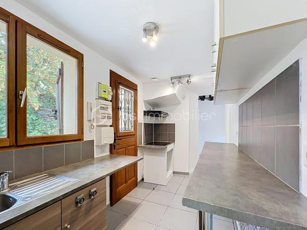 Un petit cocon au cœur du Vieux Village de La Queue-en-Brie
Vous recherchez un appartement chaleureux, facile à vivre et idéalement situé ? Ne cherchez plus !
Au cœur du Vieux Village de La Queue-en-Brie, découvrez ce charmant F2 en rez-de-chaussée, niché au sein d’une petite copropriété à taille humaine. Avec 40,4 m² loi Carrez, cet appartement offre un cadre de vie cosy et fonctionnel, parfait pour une personne seule ou un couple.
Entièrement repeint et isolé par l’intérieur, l’appartement bénéficie d’une belle luminosité et se compose d’une agréable pièce de vie avec cuisine, d’une chambre confortable et d’une salle d’eau avec douche.
En atout complémentaire une jolie cour commune, où vous pourrez installer une petite table et profiter des beaux jours pour déjeuner ou prendre un café à l’extérieur. Un petit espace convivial qui apporte un vrai charme supplémentaire à ce cocon.
Côté emplacement, difficile de faire mieux : commerces, écoles, transports et commodités sont accessibles à pied, tout comme les services du quotidien. Vous profitez ainsi du charme du Vieux Village tout en restant proche de tout.
Chauffage électrique et double vitrage. Petite copropriété de 7 lots, avec seulement 1128 € de charges annuelles et aucune procédure en cours.
Un appartement plein de charme, idéal pour un premier achat, un pied-à-terre ou un investissement locatif. 
Un petit cocon où l’on se sent rapidement chez soi, contactez moi vite pour programmer une visite !