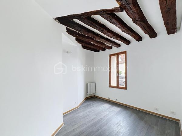 Un petit cocon au cœur du Vieux Village de La Queue-en-Brie
Vous recherchez un appartement chaleureux, facile à vivre et idéalement situé ? Ne cherchez plus !
Au cœur du Vieux Village de La Queue-en-Brie, découvrez ce charmant F2 en rez-de-chaussée, niché au sein d’une petite copropriété à taille humaine. Avec 40,4 m² loi Carrez, cet appartement offre un cadre de vie cosy et fonctionnel, parfait pour une personne seule ou un couple.
Entièrement repeint et isolé par l’intérieur, l’appartement bénéficie d’une belle luminosité et se compose d’une agréable pièce de vie avec cuisine, d’une chambre confortable et d’une salle d’eau avec douche.
En atout complémentaire une jolie cour commune, où vous pourrez installer une petite table et profiter des beaux jours pour déjeuner ou prendre un café à l’extérieur. Un petit espace convivial qui apporte un vrai charme supplémentaire à ce cocon.
Côté emplacement, difficile de faire mieux : commerces, écoles, transports et commodités sont accessibles à pied, tout comme les services du quotidien. Vous profitez ainsi du charme du Vieux Village tout en restant proche de tout.
Chauffage électrique et double vitrage. Petite copropriété de 7 lots, avec seulement 1128 € de charges annuelles et aucune procédure en cours.
Un appartement plein de charme, idéal pour un premier achat, un pied-à-terre ou un investissement locatif. 
Un petit cocon où l’on se sent rapidement chez soi, contactez moi vite pour programmer une visite !