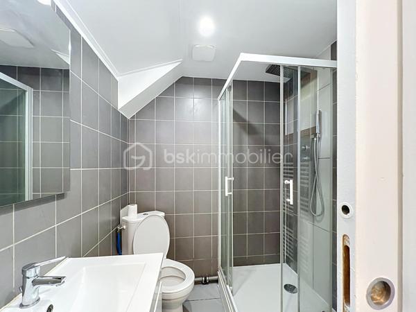 Un petit cocon au cœur du Vieux Village de La Queue-en-Brie
Vous recherchez un appartement chaleureux, facile à vivre et idéalement situé ? Ne cherchez plus !
Au cœur du Vieux Village de La Queue-en-Brie, découvrez ce charmant F2 en rez-de-chaussée, niché au sein d’une petite copropriété à taille humaine. Avec 40,4 m² loi Carrez, cet appartement offre un cadre de vie cosy et fonctionnel, parfait pour une personne seule ou un couple.
Entièrement repeint et isolé par l’intérieur, l’appartement bénéficie d’une belle luminosité et se compose d’une agréable pièce de vie avec cuisine, d’une chambre confortable et d’une salle d’eau avec douche.
En atout complémentaire une jolie cour commune, où vous pourrez installer une petite table et profiter des beaux jours pour déjeuner ou prendre un café à l’extérieur. Un petit espace convivial qui apporte un vrai charme supplémentaire à ce cocon.
Côté emplacement, difficile de faire mieux : commerces, écoles, transports et commodités sont accessibles à pied, tout comme les services du quotidien. Vous profitez ainsi du charme du Vieux Village tout en restant proche de tout.
Chauffage électrique et double vitrage. Petite copropriété de 7 lots, avec seulement 1128 € de charges annuelles et aucune procédure en cours.
Un appartement plein de charme, idéal pour un premier achat, un pied-à-terre ou un investissement locatif. 
Un petit cocon où l’on se sent rapidement chez soi, contactez moi vite pour programmer une visite !