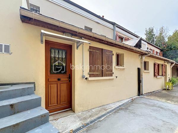 Un petit cocon au cœur du Vieux Village de La Queue-en-Brie
Vous recherchez un appartement chaleureux, facile à vivre et idéalement situé ? Ne cherchez plus !
Au cœur du Vieux Village de La Queue-en-Brie, découvrez ce charmant F2 en rez-de-chaussée, niché au sein d’une petite copropriété à taille humaine. Avec 40,4 m² loi Carrez, cet appartement offre un cadre de vie cosy et fonctionnel, parfait pour une personne seule ou un couple.
Entièrement repeint et isolé par l’intérieur, l’appartement bénéficie d’une belle luminosité et se compose d’une agréable pièce de vie avec cuisine, d’une chambre confortable et d’une salle d’eau avec douche.
En atout complémentaire une jolie cour commune, où vous pourrez installer une petite table et profiter des beaux jours pour déjeuner ou prendre un café à l’extérieur. Un petit espace convivial qui apporte un vrai charme supplémentaire à ce cocon.
Côté emplacement, difficile de faire mieux : commerces, écoles, transports et commodités sont accessibles à pied, tout comme les services du quotidien. Vous profitez ainsi du charme du Vieux Village tout en restant proche de tout.
Chauffage électrique et double vitrage. Petite copropriété de 7 lots, avec seulement 1128 € de charges annuelles et aucune procédure en cours.
Un appartement plein de charme, idéal pour un premier achat, un pied-à-terre ou un investissement locatif. 
Un petit cocon où l’on se sent rapidement chez soi, contactez moi vite pour programmer une visite !