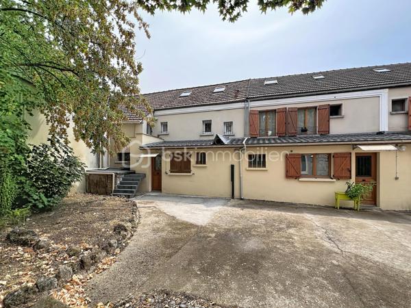 Un petit cocon au cœur du Vieux Village de La Queue-en-Brie
Vous recherchez un appartement chaleureux, facile à vivre et idéalement situé ? Ne cherchez plus !
Au cœur du Vieux Village de La Queue-en-Brie, découvrez ce charmant F2 en rez-de-chaussée, niché au sein d’une petite copropriété à taille humaine. Avec 40,4 m² loi Carrez, cet appartement offre un cadre de vie cosy et fonctionnel, parfait pour une personne seule ou un couple.
Entièrement repeint et isolé par l’intérieur, l’appartement bénéficie d’une belle luminosité et se compose d’une agréable pièce de vie avec cuisine, d’une chambre confortable et d’une salle d’eau avec douche.
En atout complémentaire une jolie cour commune, où vous pourrez installer une petite table et profiter des beaux jours pour déjeuner ou prendre un café à l’extérieur. Un petit espace convivial qui apporte un vrai charme supplémentaire à ce cocon.
Côté emplacement, difficile de faire mieux : commerces, écoles, transports et commodités sont accessibles à pied, tout comme les services du quotidien. Vous profitez ainsi du charme du Vieux Village tout en restant proche de tout.
Chauffage électrique et double vitrage. Petite copropriété de 7 lots, avec seulement 1128 € de charges annuelles et aucune procédure en cours.
Un appartement plein de charme, idéal pour un premier achat, un pied-à-terre ou un investissement locatif. 
Un petit cocon où l’on se sent rapidement chez soi, contactez moi vite pour programmer une visite !