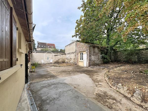 Un petit cocon au cœur du Vieux Village de La Queue-en-Brie
Vous recherchez un appartement chaleureux, facile à vivre et idéalement situé ? Ne cherchez plus !
Au cœur du Vieux Village de La Queue-en-Brie, découvrez ce charmant F2 en rez-de-chaussée, niché au sein d’une petite copropriété à taille humaine. Avec 40,4 m² loi Carrez, cet appartement offre un cadre de vie cosy et fonctionnel, parfait pour une personne seule ou un couple.
Entièrement repeint et isolé par l’intérieur, l’appartement bénéficie d’une belle luminosité et se compose d’une agréable pièce de vie avec cuisine, d’une chambre confortable et d’une salle d’eau avec douche.
En atout complémentaire une jolie cour commune, où vous pourrez installer une petite table et profiter des beaux jours pour déjeuner ou prendre un café à l’extérieur. Un petit espace convivial qui apporte un vrai charme supplémentaire à ce cocon.
Côté emplacement, difficile de faire mieux : commerces, écoles, transports et commodités sont accessibles à pied, tout comme les services du quotidien. Vous profitez ainsi du charme du Vieux Village tout en restant proche de tout.
Chauffage électrique et double vitrage. Petite copropriété de 7 lots, avec seulement 1128 € de charges annuelles et aucune procédure en cours.
Un appartement plein de charme, idéal pour un premier achat, un pied-à-terre ou un investissement locatif. 
Un petit cocon où l’on se sent rapidement chez soi, contactez moi vite pour programmer une visite !