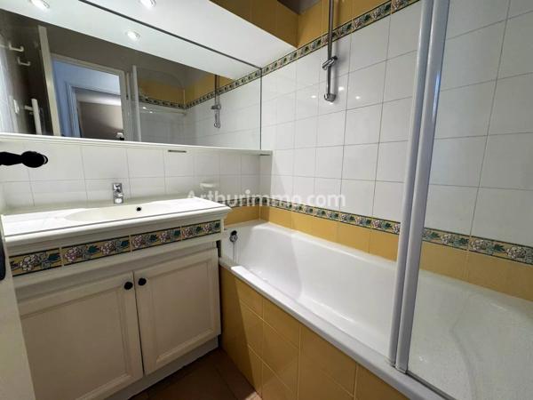 Vente                                                      Appartement
                        
                     3 pièces                      42 m2                     à Grimaud