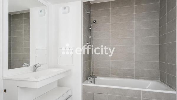 Appartement
         3 pièces
        - 76 m² 600 000 € *