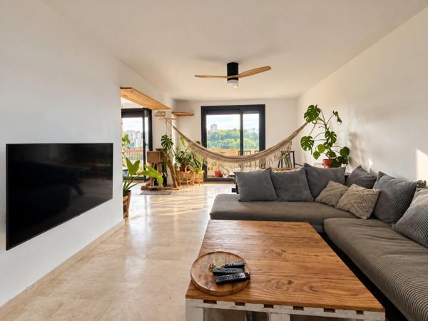 Appartement T3 transformable en T4 – Dernier étage – Vue mer et Bonne Mère – 2 balcons – Parking