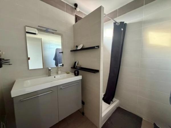 Appartement T3 transformable en T4 – Dernier étage – Vue mer et Bonne Mère – 2 balcons – Parking