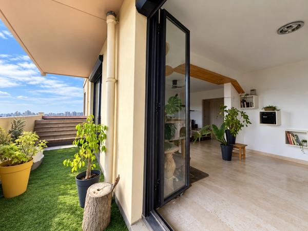 Appartement T3 transformable en T4 – Dernier étage – Vue mer et Bonne Mère – 2 balcons – Parking