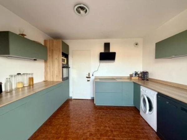 Appartement T3 transformable en T4 – Dernier étage – Vue mer et Bonne Mère – 2 balcons – Parking