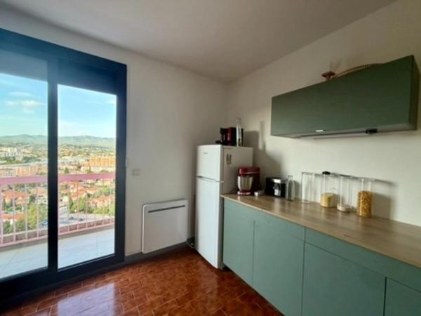 Appartement T3 transformable en T4 – Dernier étage – Vue mer et Bonne Mère – 2 balcons – Parking