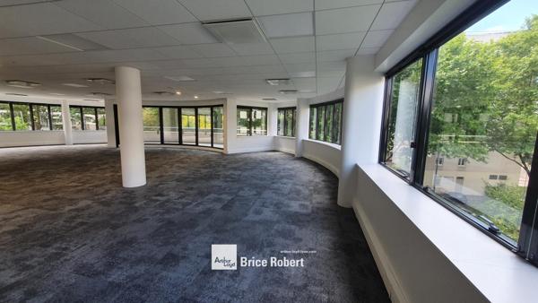 Location bureaux rénovés Lyon Part-Dieu immeuble emblématique