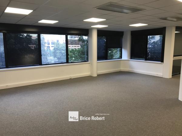 Location bureaux rénovés Lyon Part-Dieu immeuble emblématique