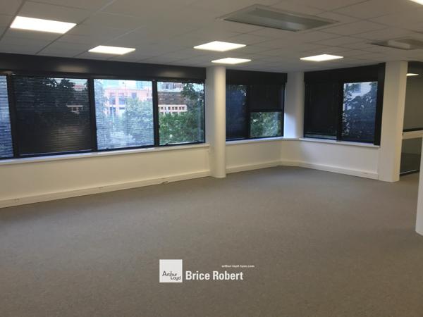 Location bureaux rénovés Lyon Part-Dieu immeuble emblématique