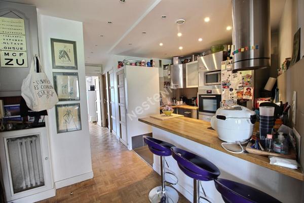 MONTREUIL, AU PIED DU METRO CROIX DE CHAVAUX, PROCHE COMMERCES ET ECOLES, 3 PIECES TRAVERSANT AVEC BALCONS, LOGGIA ET CAVE.