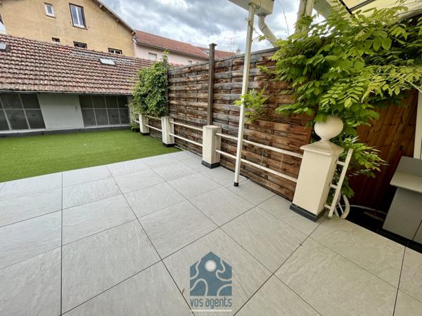 Maison avec terrasse, parking et dépendances