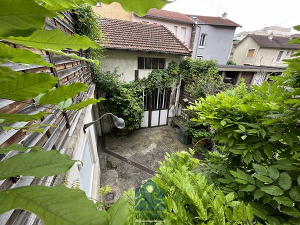 Maison avec terrasse, parking et dépendances